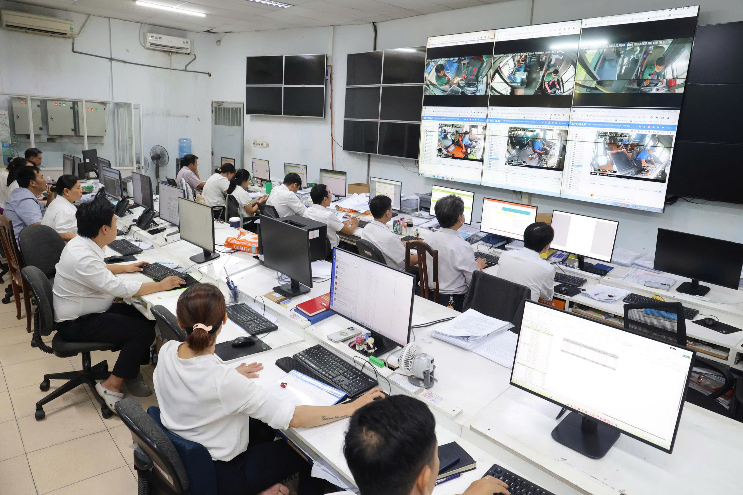 Trong Phòng Quản lý điều hành, Trung tâm Quản lý giao thông công cộng TP Hồ Chí Minh. (Ảnh: Mạnh Linh/Báo Tin tức và Dân tộc) Trong Phòng Quản lý điều hành, Trung tâm Quản lý giao thông công cộng TP Hồ Chí Minh. (Ảnh: Mạnh Linh/Báo Tin tức và Dân tộc)