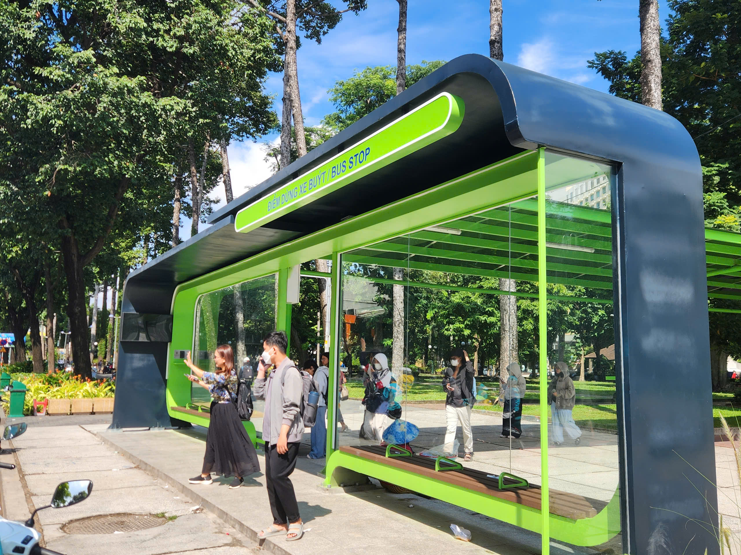 Nhà chờ xe buýt kết nối với ga ngầm metro Bến Thành. (Ảnh: Mạnh Linh/Báo Tin tức và Dân tộc) Nhà chờ xe buýt kết nối với ga ngầm metro Bến Thành. (Ảnh: Mạnh Linh/Báo Tin tức và Dân tộc)