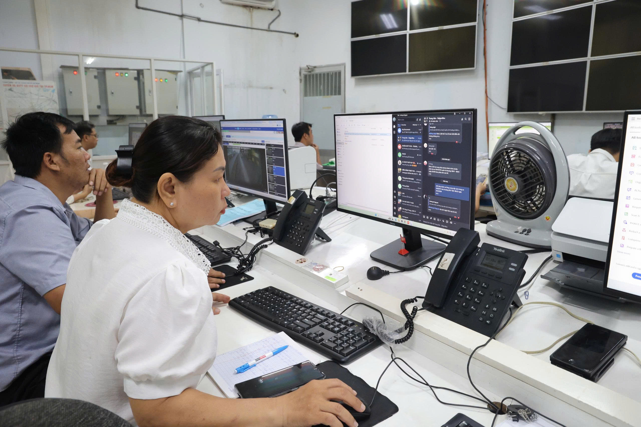Nhân viên làm việc tại Phòng Quản lý điều hành, Trung tâm Quản lý giao thông công cộng TP Hồ Chí Minh. (Ảnh: Mạnh Linh/Báo Tin tức và Dân tộc) Media