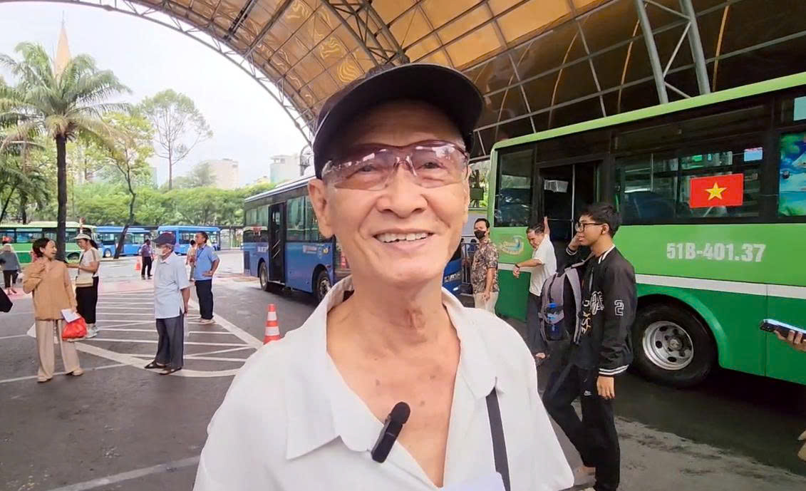 Ông Trần Thái Bình, 70 tuổi, ngụ phường Phú Thạnh dùng ứng dụng MultiGo để tra cứu tuyến và hành trình đi lại bằng xe buýt. (Ảnh: Mạnh Linh/Báo Tin tức và Dân tộc) Ông Trần Thái Bình, 70 tuổi, ngụ phường Phú Thạnh dùng ứng dụng MultiGo để tra cứu tuyến và hành trình đi lại bằng xe buýt. (Ảnh: Mạnh Linh/Báo Tin tức và Dân tộc)