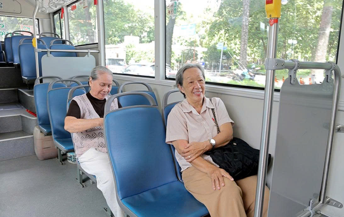 Bà Lê Minh Tâm (71 tuổi, phường Long Trường) ngồi ghế phía trước trên xe buýt. (Ảnh: Mạnh Linh/Báo Tin tức và Dân tộc) Bà Lê Minh Tâm (71 tuổi, phường Long Trường) ngồi ghế phía trước trên xe buýt. (Ảnh: Mạnh Linh/Báo Tin tức và Dân tộc)