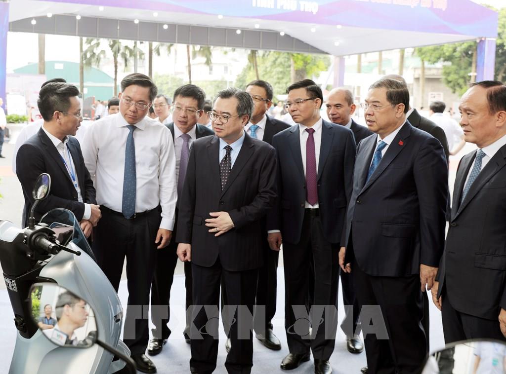 Các đại biểu tham quan triển lãm về các ngành công nghiệp hỗ trợ tiêu biểu của tỉnh Phú Thọ. (Ảnh: Tạ Toàn TTXVN)