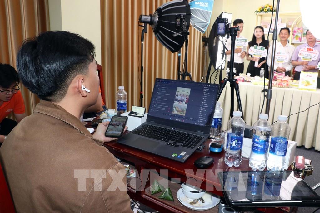Thông qua tham gia vận hành các phiên livestream bán hàng, sinh viên không chỉ thu được kinh nghiệm mà còn trực tiếp đóng góp cho sự phát triển thương mại điện tử tại địa phương. (Ảnh: Trung Kiên/TTXVN)
