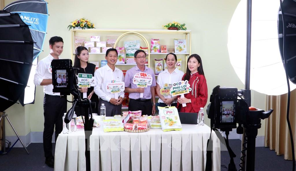 Ông Thái Đăng Khoa, Bí thư Đảng ủy phường Phú Lợi (thứ 3, từ phải qua) cùng các chủ thể kinh doanh tham gia quảng bá sản phẩm OCOP truyền thống trên không gian mạng qua chương trình