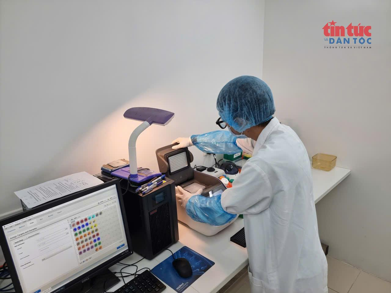 Giải trình tự gen trên các thiết bị công nghệ mới. (Ảnh: XM/Tin tức và Dân tộc) Giải trình tự gen trên các thiết bị công nghệ mới. (Ảnh: XM/Tin tức và Dân tộc)