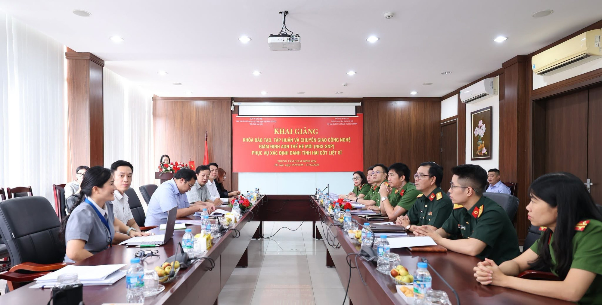 Khai giảng chương đào tạo công nghệ mới về giám định ADN phục vụ xác định danh tính hài cốt liệt sĩ. (Ảnh: XM/Tin tức và Dân tộc) Khai giảng chương đào tạo công nghệ mới về giám định ADN phục vụ xác định danh tính hài cốt liệt sĩ. (Ảnh: XM/Tin tức và Dân tộc)