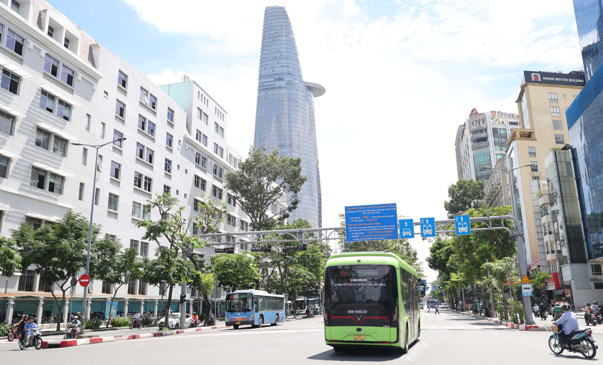 Chính sách miễn vé đi xe buýt tại TP Hồ Chí Minh cũng góp phần giảm lượng lưu thông xe cá nhân. (Ảnh: Mạnh Linh)