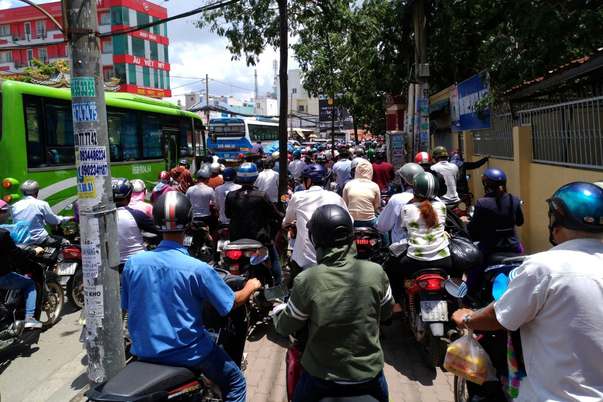 Việc ùn tắc giao thông vào các giờ cao điểm ở những tuyến đường có các trường học vẫn diễn ra thường xuyên. (Ảnh: R.M)