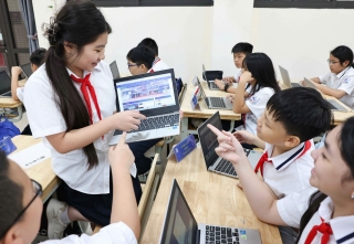 Lớp học trở nên sôi nổi hơn nhờ các trò chơi học tập. Những học sinh rụt rè, ít khi giơ tay phát biểu trong lớp truyền thống lại tỏ ra rất tích cực khi được tương tác qua các trò chơi, các ứng dụng học tập. (Ảnh: Thanh Tùng/TTXVN)