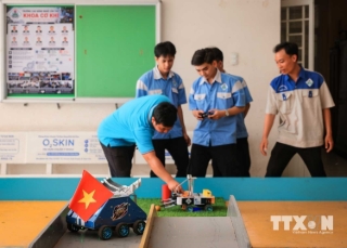 Sân chơi robocon giúp sinh viên vận dụng kiến thức cơ khí, điện - điện tử, tự động hóa, công nghệ thông tin và lập trình vào thực tiễn; tạo kỹ năng làm việc nhóm dưới sự hướng dẫn của giảng viên. (Ảnh: Hoàng Hiếu/TTXVN)