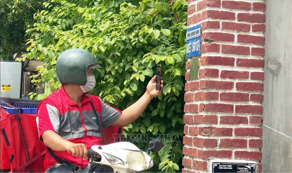 Mã QR gắn đầu các ngõ, hẻm đã tạo thuận lợi cho các shipper tìm địa chỉ giao hàng đến tận nhà người dân. (Ảnh: Tá Chuyên/TTXVN)