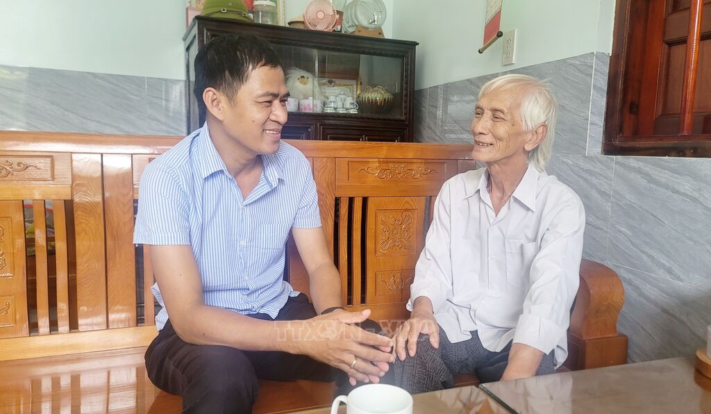 Anh Nguyễn Như Khoa, Trưởng thôn Hưng Nhơn cũ, nay là thôn Hải Hòa luôn lắng nghe ý kiến của người dân để làm các việc có ích cho thôn xóm (Ảnh: Tá Chuyên/TTXVN)