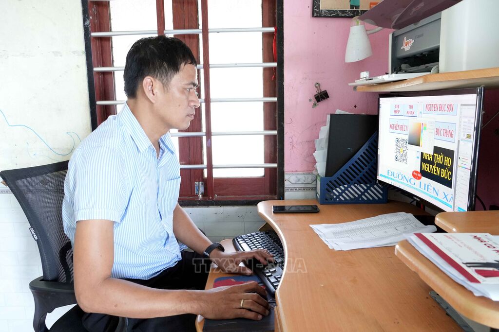 Anh Nguyễn Như Khoa rà soát, định vị, mã hóa QR chi tiết tại các ngõ xóm. (Ảnh: Tá Chuyên/TTXVN)