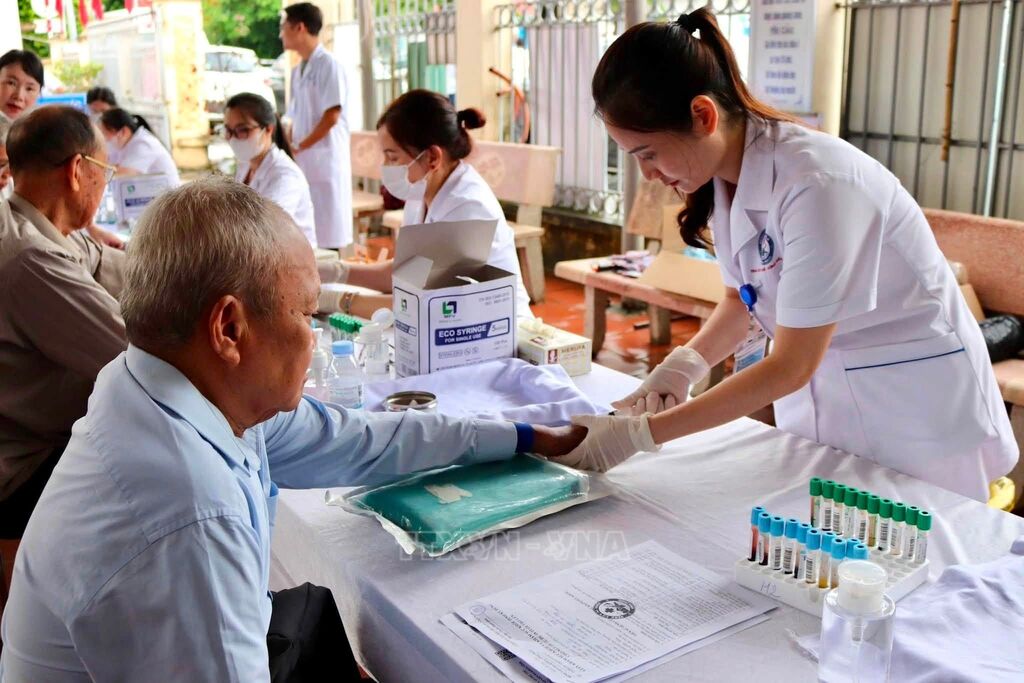 Đến nay, tỉnh Phú Thọ đã tích hợp và khởi tạo gần 1.451.200 sổ sức khỏe điện tử trên VNeID, đạt tỷ lệ 36,6%. (Ảnh: Nguyễn Thảo/TTXVN)