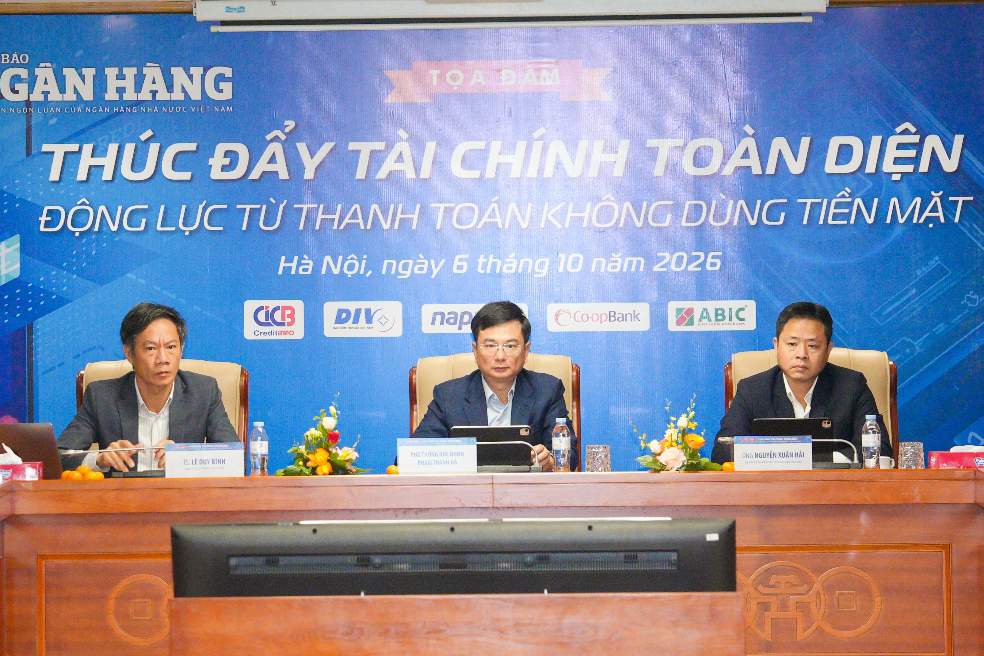 Phó Thống đốc Phạm Thanh Hà; Quyền Tổng biên tập Thời báo Ngân hàng Nguyễn Xuân Hải;&nbsp; Giám đốc Economica Việt Nam - TS Lê Duy Bình chủ trì Tọa đàm. (Ảnh: Bnews phát)