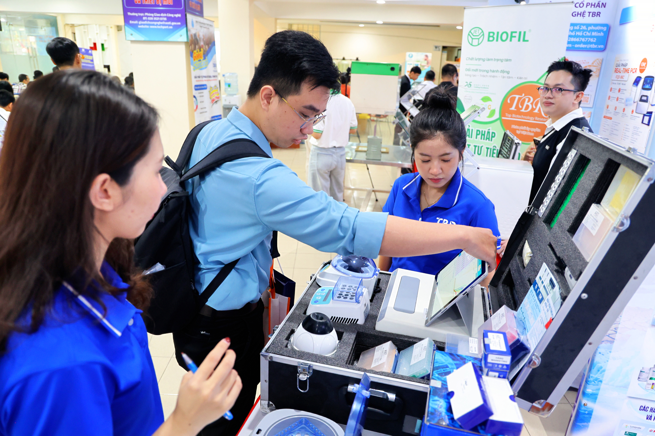 Các doanh nghiệp tìm hiểu sản phẩm, giải pháp công nghệ tại Sàn giao dịch công nghệ TP Hồ Chí Minh. (Ảnh:Lưu Niệm/Báo Tin tức và Dân tộc)