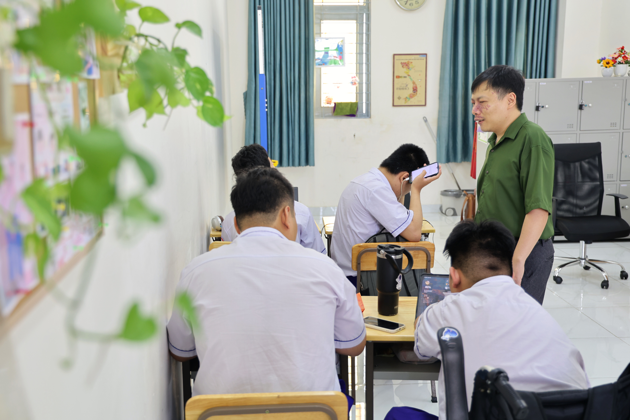 Thầy và trò Trường Phổ thông Đặc biệt Nguyễn Đình Chiểu (TP Hồ Chí Minh) sử dụng ứng dụng trên điện thoại hỗ trợ học tập và sinh hoạt. (Ảnh: Lưu Niệm/Báo Tin tức và Dân tộc)