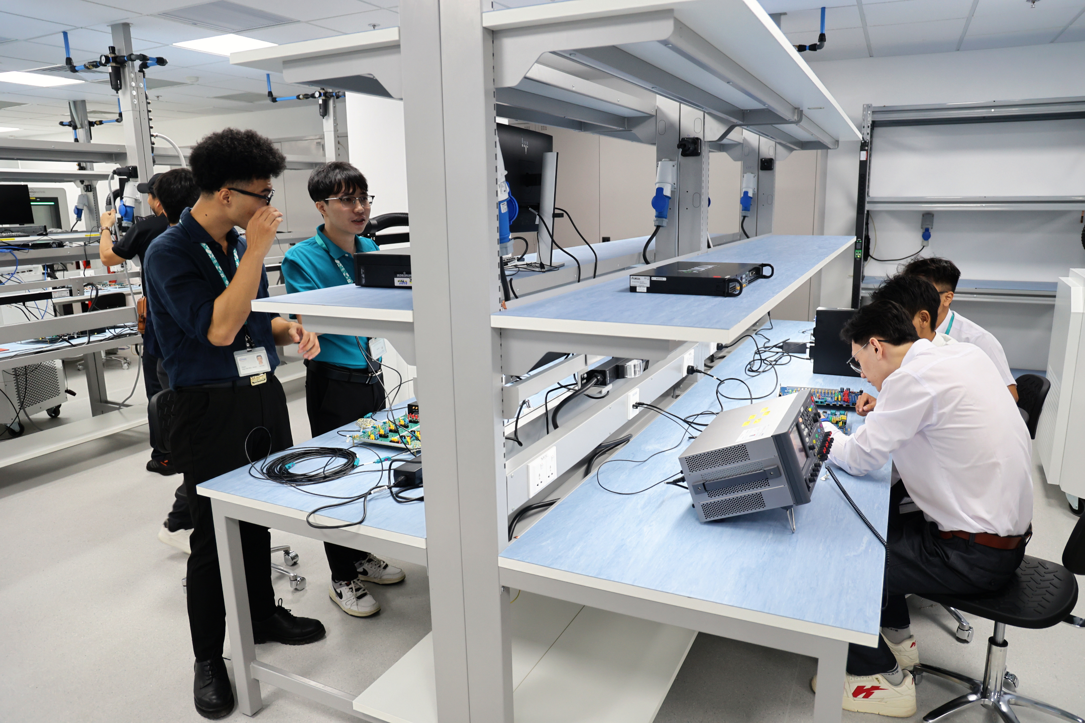 Phòng thí nghiệm của Tập đoàn bán dẫn Infineon Technologies (Đức) phục vụ hoạt động nghiên cứu và phát triển vừa khai trương tại TP Hồ Chí Minh. (Ảnh: Lưu Niệm/Báo Tin tức và Dân tộc) Media