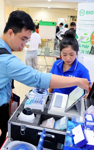 Các doanh nghiệp tìm hiểu sản phẩm, giải pháp công nghệ tại Sàn giao dịch công nghệ TP Hồ Chí Minh. (Ảnh:Lưu Niệm/Báo Tin tức và Dân tộc)