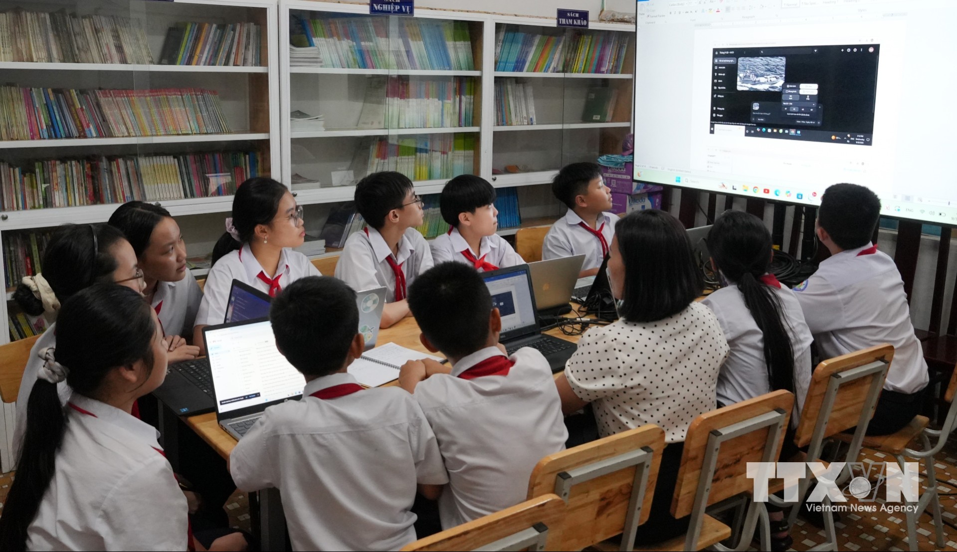Học sinh thao tác trên máy tính, sử dụng AI để thực hiện dựng lại sự kiện tàu C235 phát nổ ở khu vực Hòn Hèo, phường Đông Ninh Hòa. (Ảnh: Phan Sáu/TTXVN)