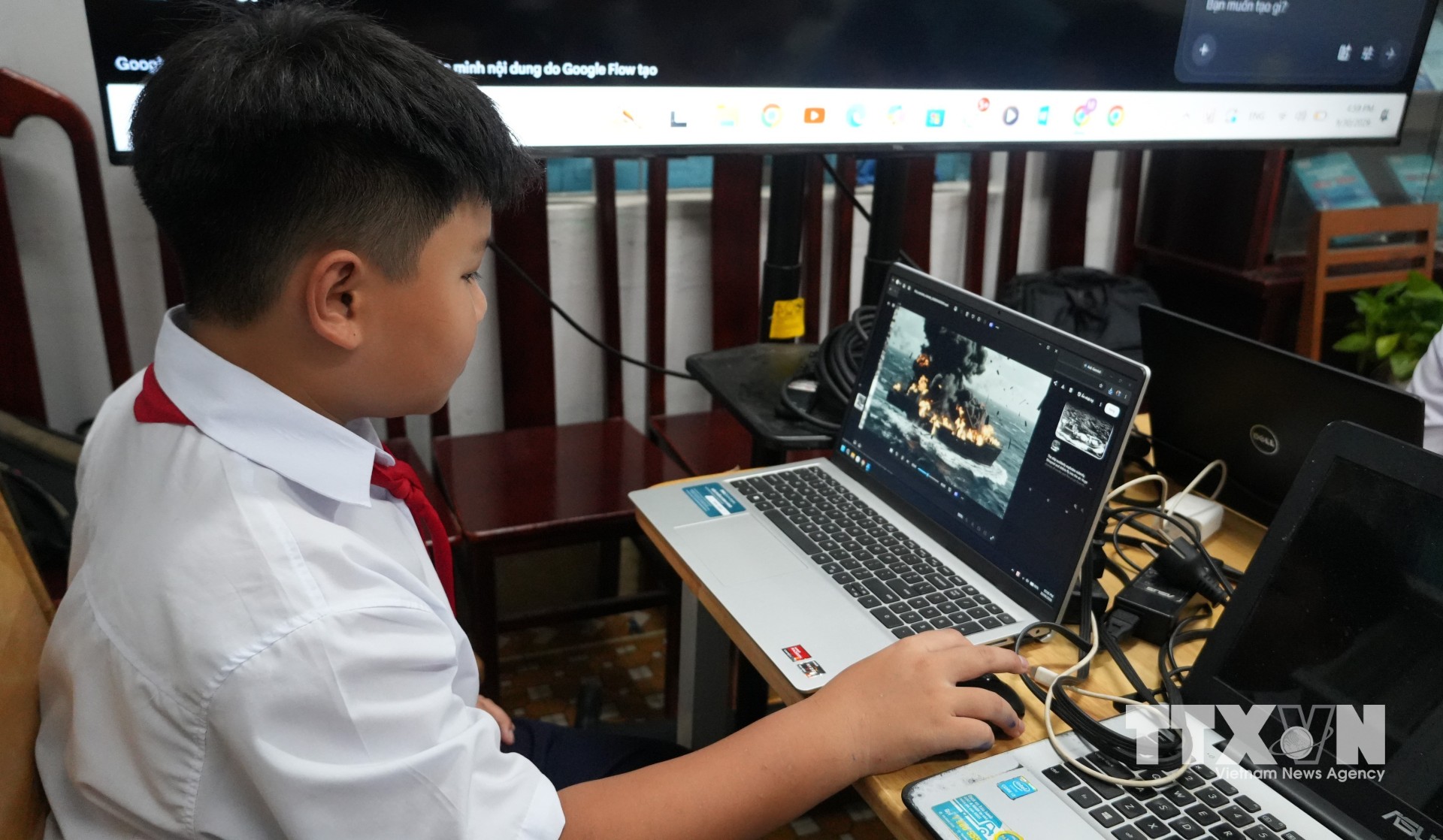 Một sản phẩm ứng dụng trí tuệ nhân tạo do học sinh đặt câu lệnh và hiệu chỉnh biến những hình ảnh tĩnh về con tàu không số thành một clip liên quan. (Ảnh: Phan Sáu/TTXVN)