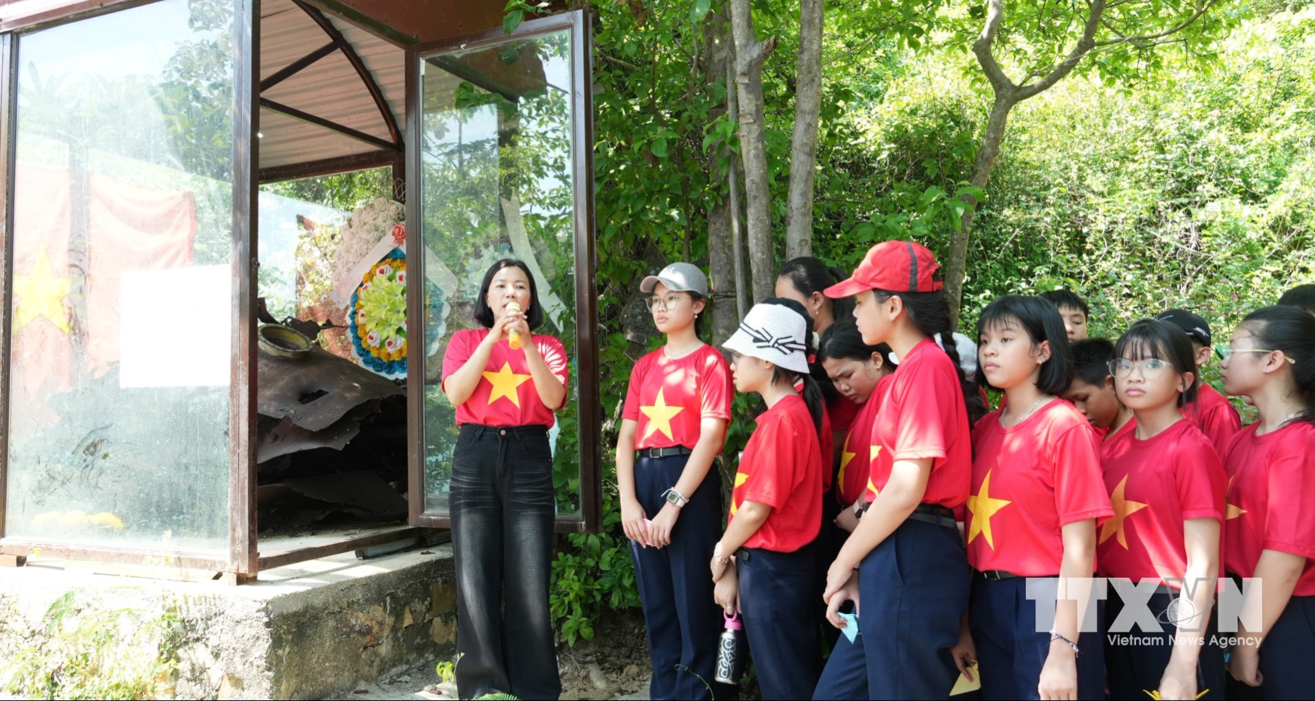 Học sinh tham quan, học tập ngoại khóa kiến thức lịch sử về sự kiện Tàu không số C235 tại khu vực Hòn Hèo - nơi các mảnh vỡ còn lại. (Ảnh: Phan Sáu/TTXVN)