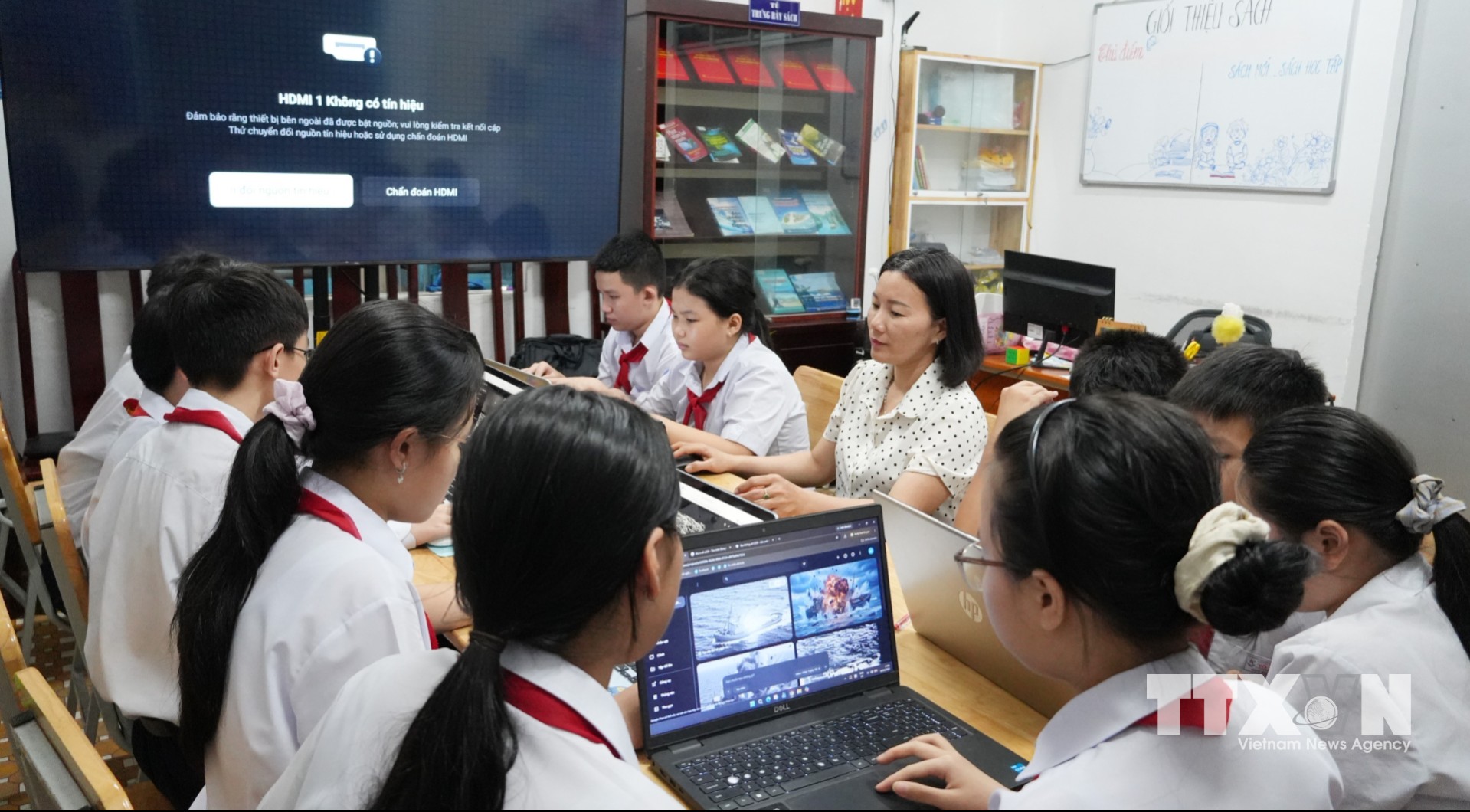 Giáo viên Trường THCS Tây Nha Trang hướng dẫn học sinh sử dụng trí tuệ nhân tạo để học tập. (Ảnh: Phan Sáu/TTXVN)