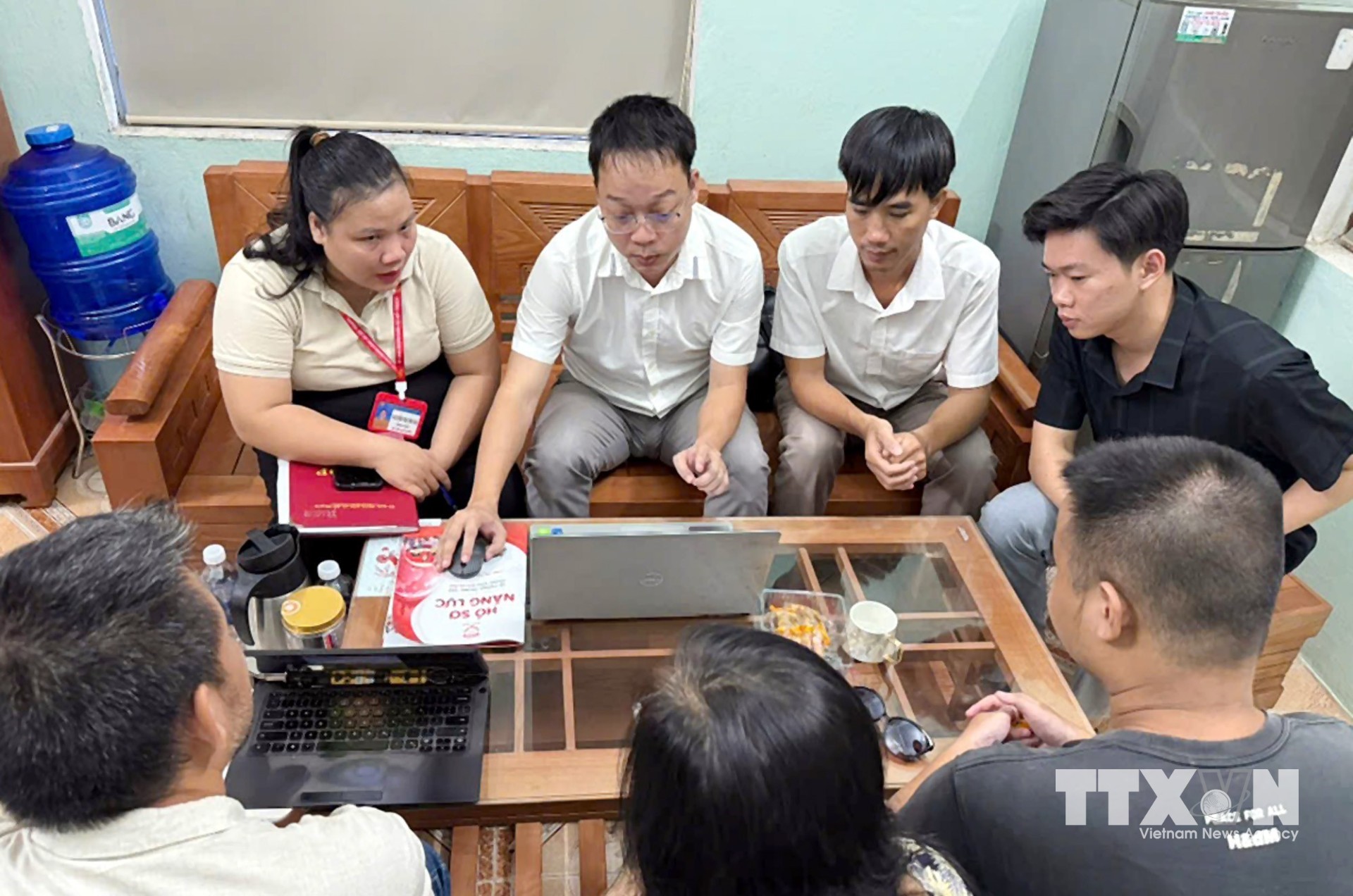 Cán bộ Trung tâm đổi mới sáng tạo và chuyển đổi số Quảng Trị hỗ trợ kỹ năng cho cán bộ Trung tâm Phục vụ hành chính công xã Bố Trạch. (Ảnh: Trần Việt/TTXVN)