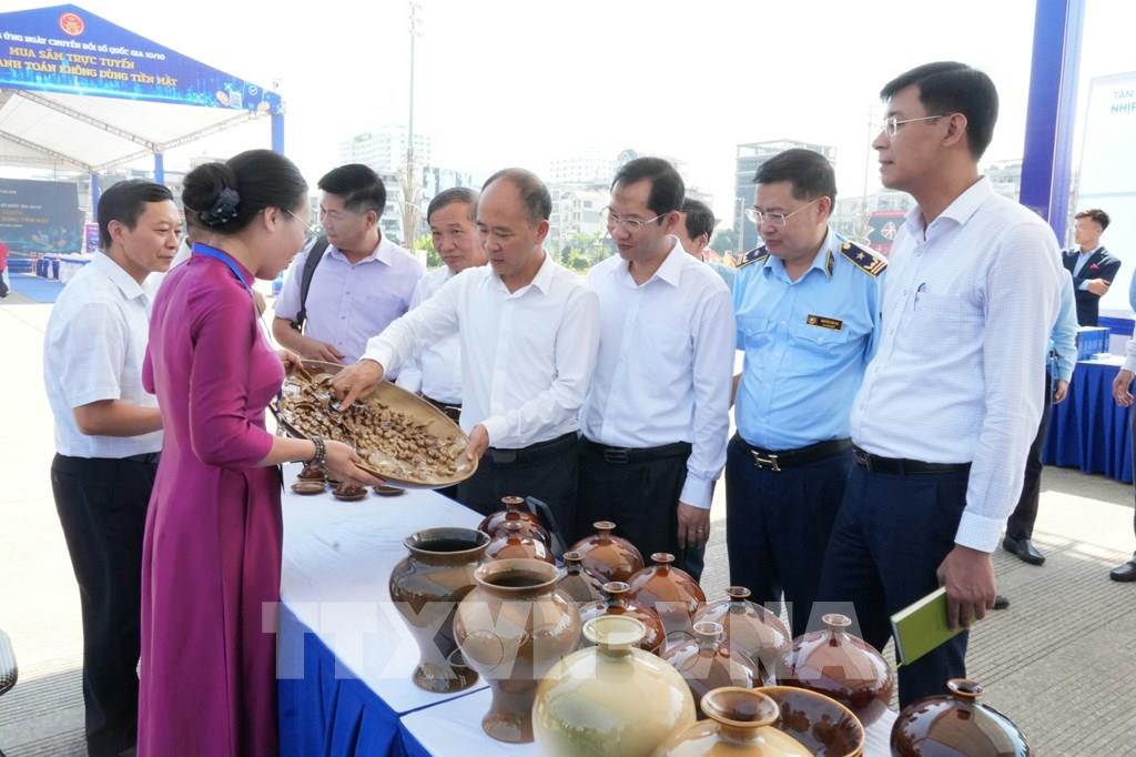 Các đại biểu tham quan các gian hàng trưng bày, giới thiệu sản phẩm tại sự kiện. (Ảnh: Đồng Thúy - TTXVN)