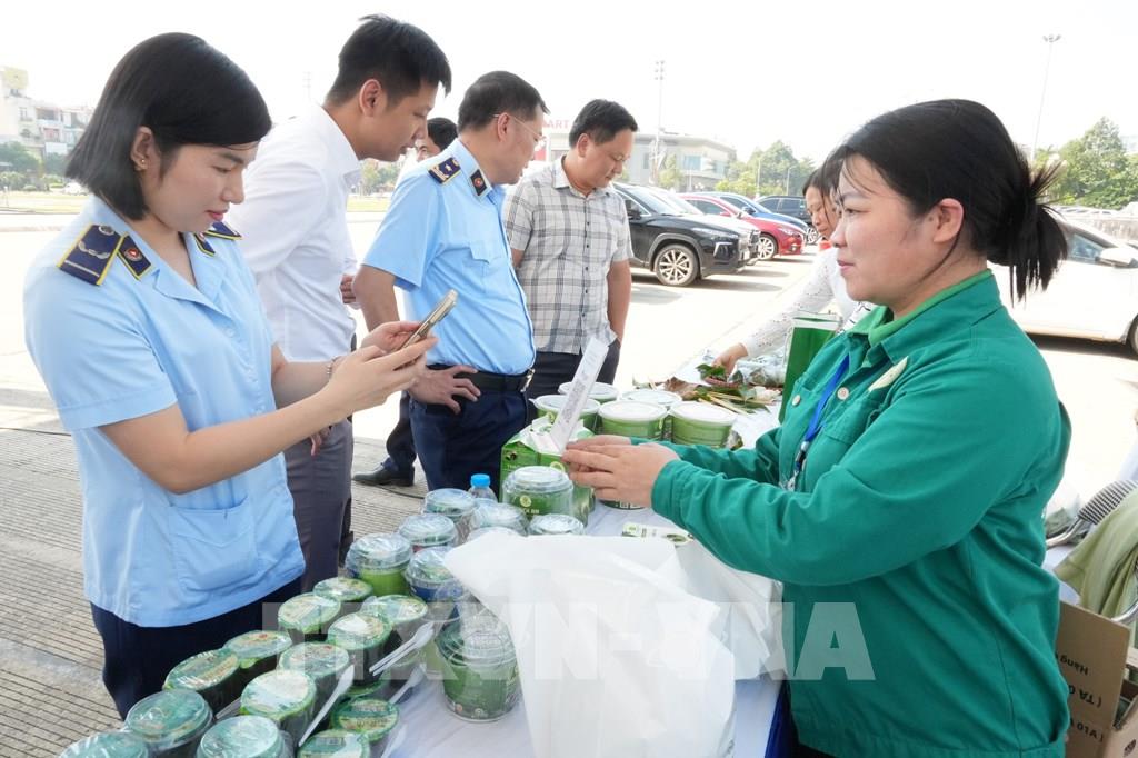 Người dân trải nghiệm mua hàng và thanh toán bằng mã QR tại sự kiện. (Ảnh: Đồng Thúy - TTXVN)
