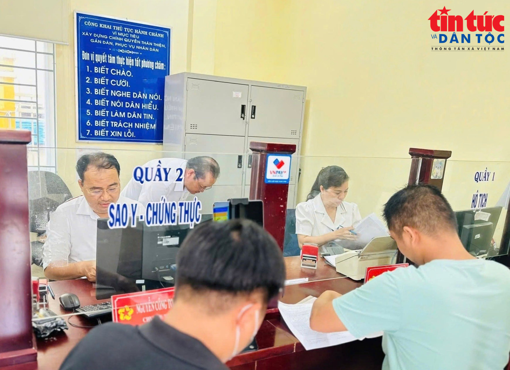 Người dân thực hiện các thủ tục hành chính công tại xã Bình Chánh. (Ảnh: Hoàng Tuyết)