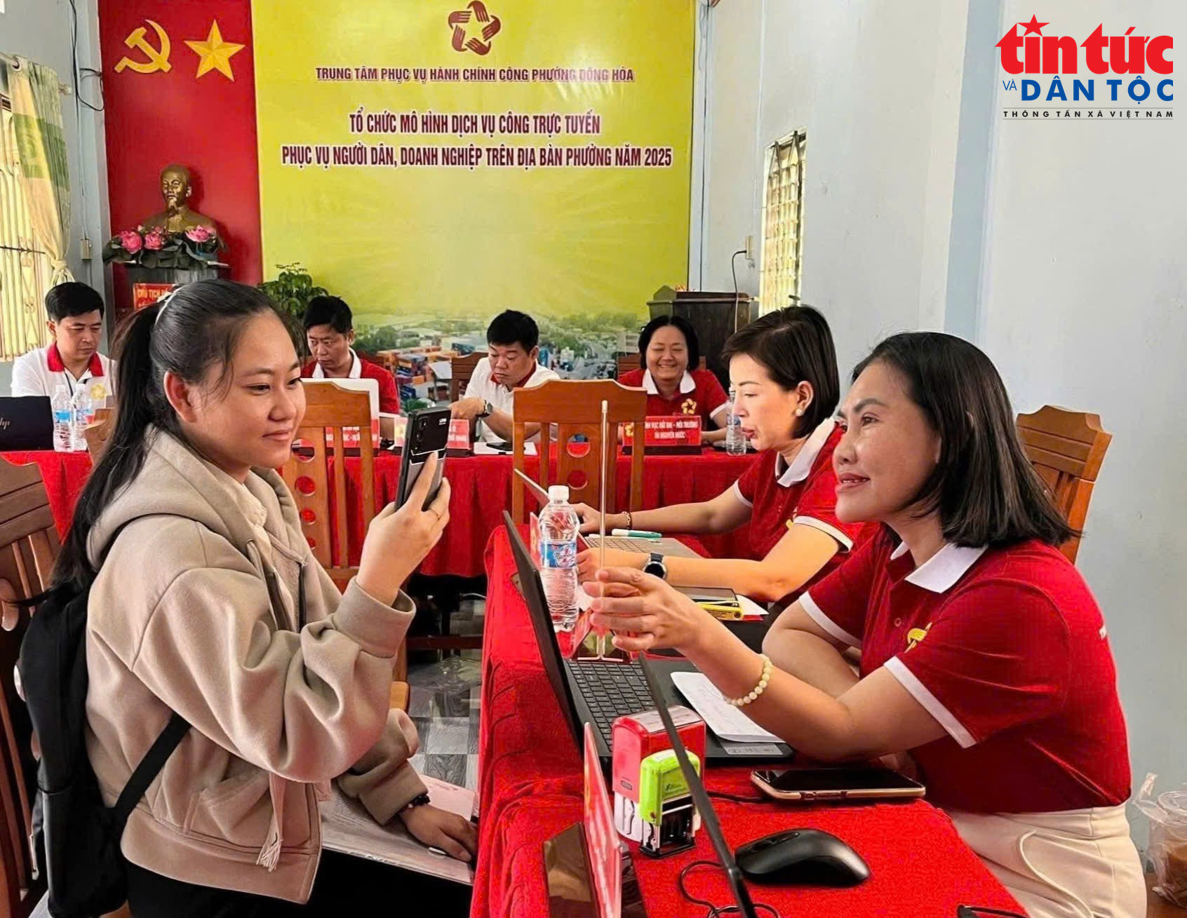 Kết quả giải quyết thủ tục hành chính là một trong những căn cứ đánh giá mức độ hoàn thành nhiệm vụ của cán bộ. (Ảnh: Hoàng Tuyết)