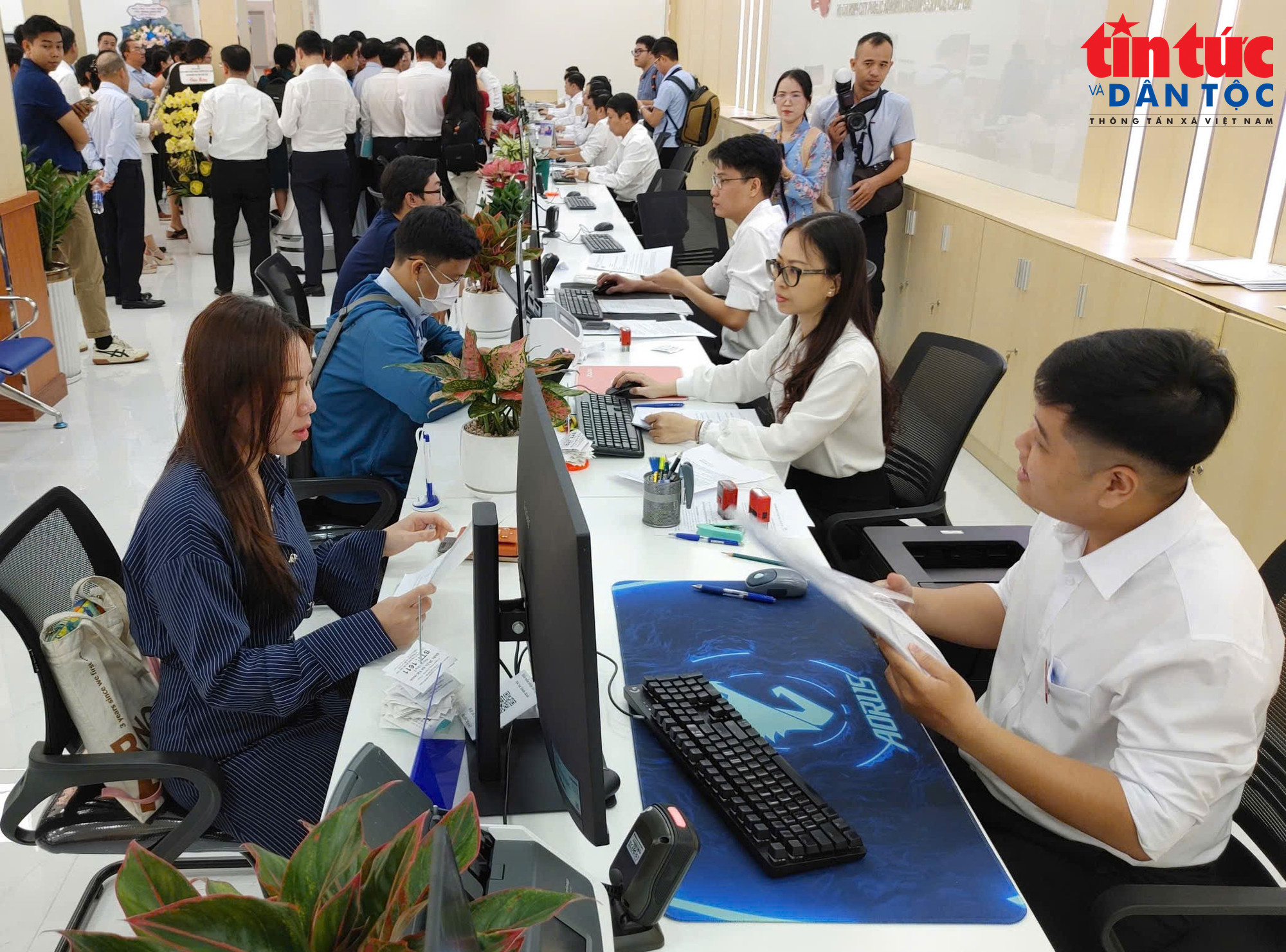 Cán bộ tiếp nhận, giải quyết hồ sơ hành chính trên hệ thống số để theo dõi tiến độ và kiểm soát chất lượng công việc. (Ảnh: Hoàng Tuyết)