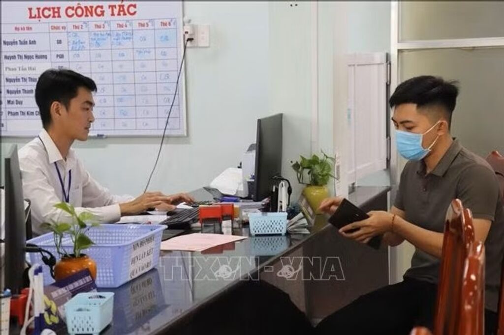 Anh Bùi Công Minh, ngụ xã Tầm Vu, cho biết việc thực hiện thủ tục hành chính hiện nay thuận tiện, thoải mái hơn trước rất nhiều. (Ảnh: Đức Hạnh/TTXVN)