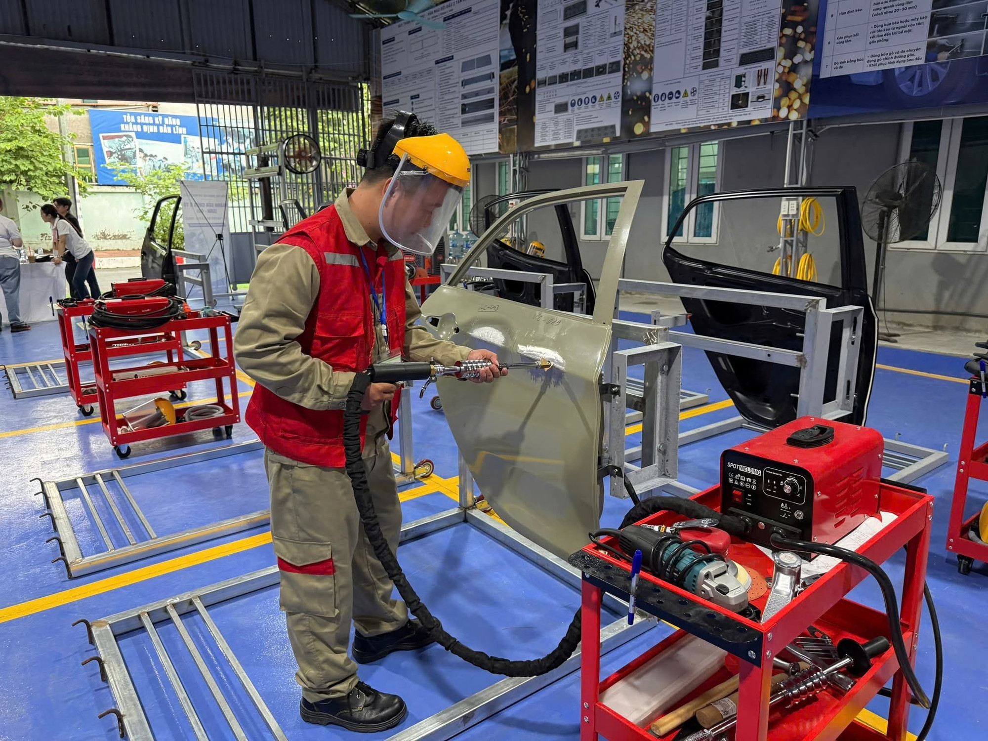 Nhà trường phối hợp với đối tác Hàn Quốc tổ chức kiểm tra kỹ năng nghề ô tô E-7-3. (Ảnh: HT)