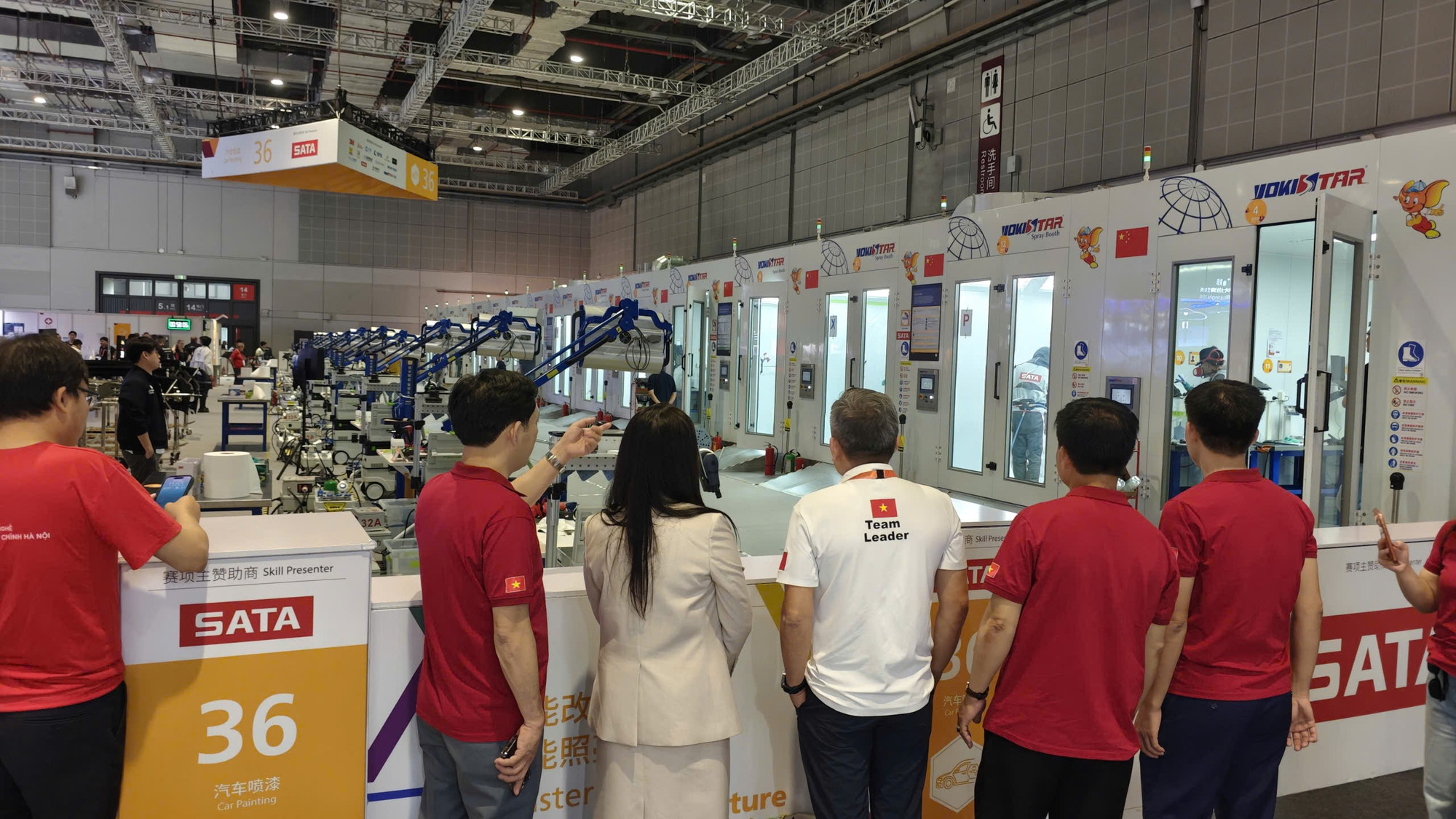 Thí sinh của nhà trường tham gia Kỳ thi tay nghề thế giới năm 2026 tại Trung Quốc ở nghề sơn ô tô. Ảnh: HT