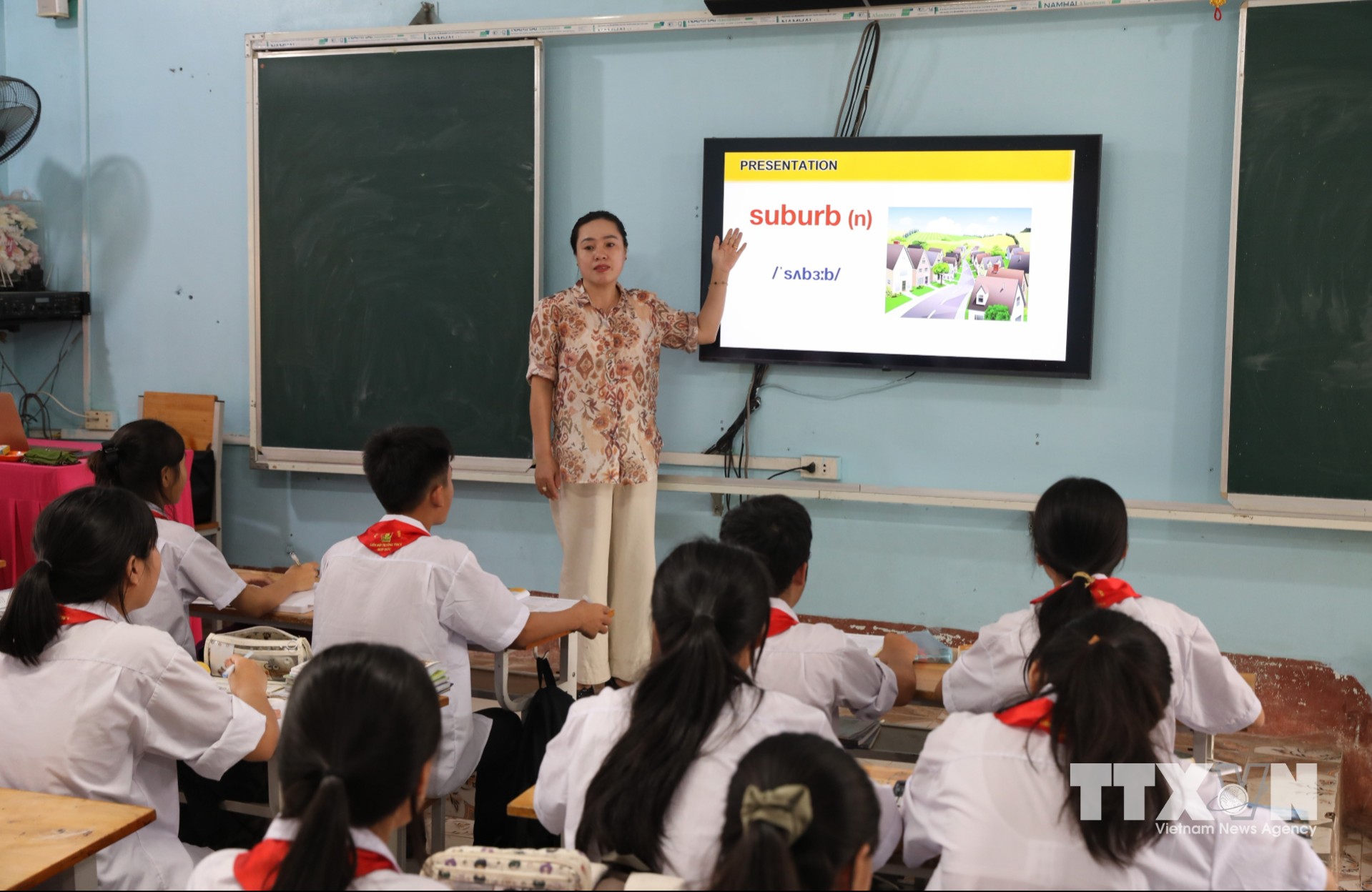 Giờ học tiếng Anh tại trường THCS Phúc Hòa. (Ảnh: Danh Lam/TTXVN)