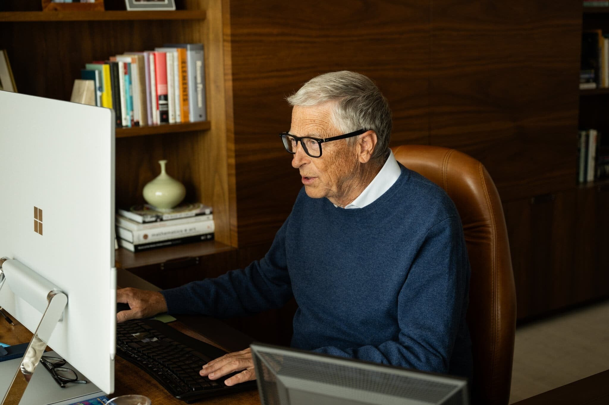 Tỷ phú Bill Gates cảnh báo AI có thể phát triển vượt tầm kiểm soát, đe dọa mạng sống của 1 tỷ người. (Ảnh: Bloomberg.com)