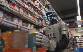 Robot hình người tập làm nhân viên siêu thị