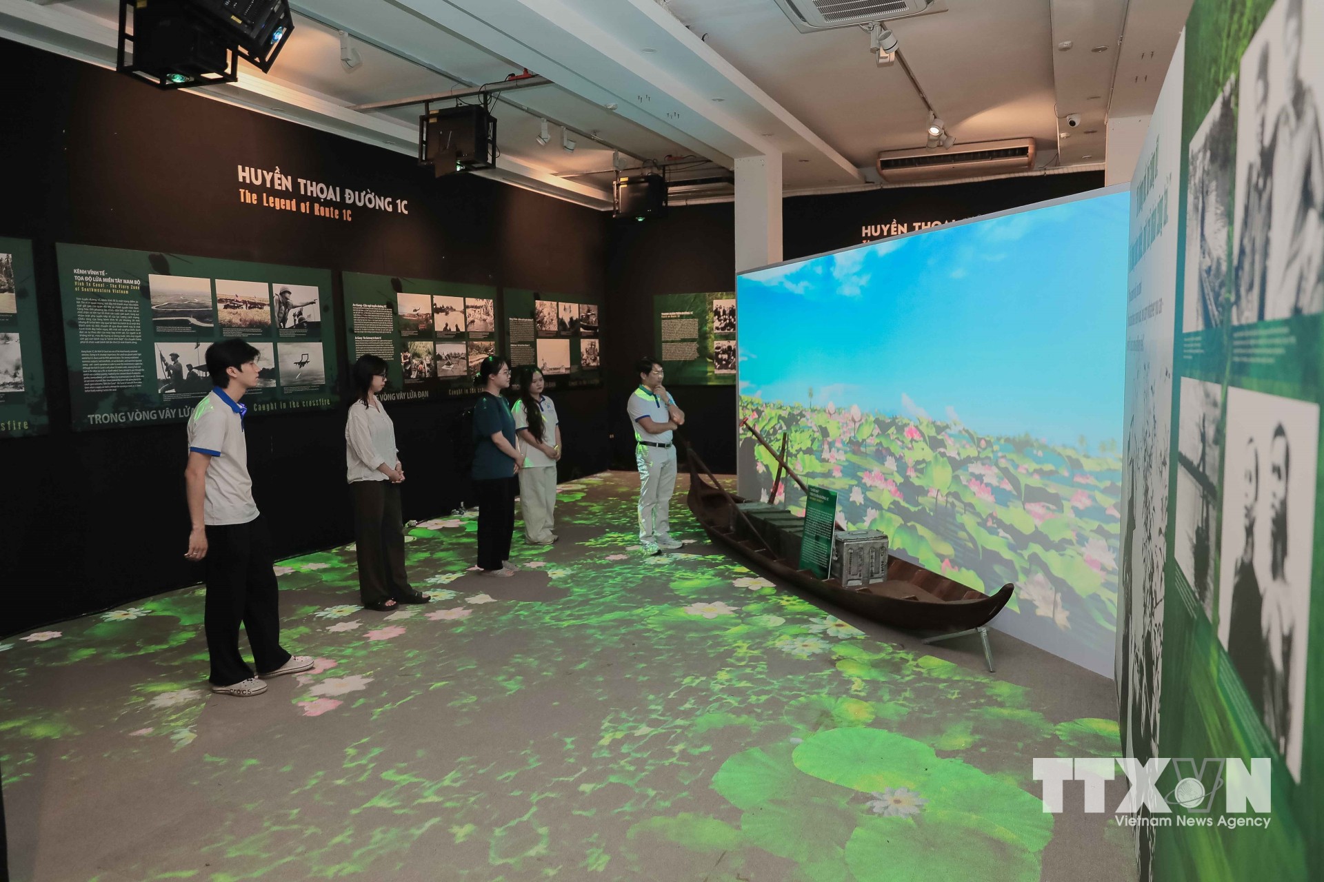 Không gian triển lãm tại Bảo tàng Phụ nữ Việt Nam ứng dụng công nghệ 3D Mapping, trình chiếu hình ảnh và hiệu ứng trực quan sinh động, góp phần đổi mới hình thức trưng bày, tăng tính tương tác và mang đến trải nghiệm giàu cảm xúc cho khách tham quan. (Ảnh: Phan Phương/TTXVN)