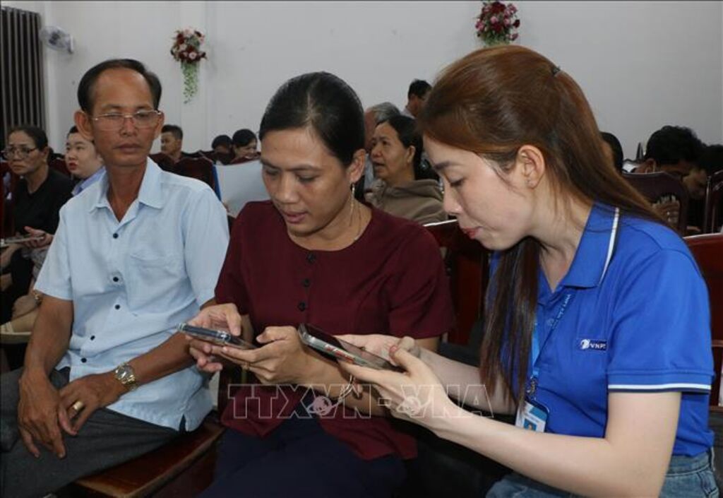 Chuyển đổi số tại thành phố Cần Thơ đang phát huy hiệu quả khi người dân tiếp cận và sử dụng những tiện ích mà công nghệ mang lại. (Ảnh: Duy Khương/TTXVN)