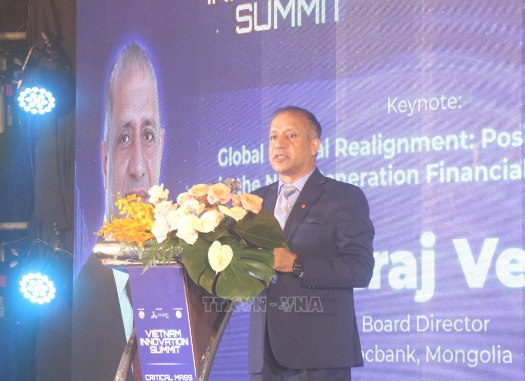 Ông Niraj Vedwa, thành viên&nbsp;Hội đồng quản trị Xacbank (Mông Cổ) chia sẻ các xu hướng phân bổ vốn mới của các quỹ đầu tư toàn cầu. (Ảnh: Hứa Chung/TTXVN)