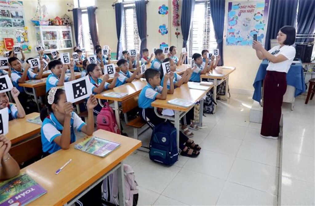 Thực hiện số hóa trong xây dựng và khai thác học liệu phục vụ chuyên môn, giáo viên trường Tiểu học Bình Định (xã Bình Định) xây dựng kho học liệu của riêng mình. (Ảnh: Thế Duyệt/TTXVN)