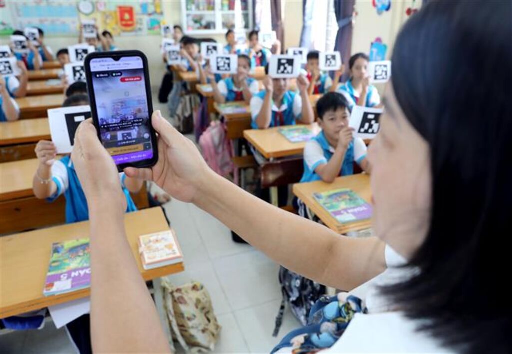 Trường Tiểu học Bình Định (xã Bình Định) thực hiện số hóa trong xây dựng và khai thác học liệu phục vụ chuyên môn. (Ảnh: Thế Duyệt/TTXVN)