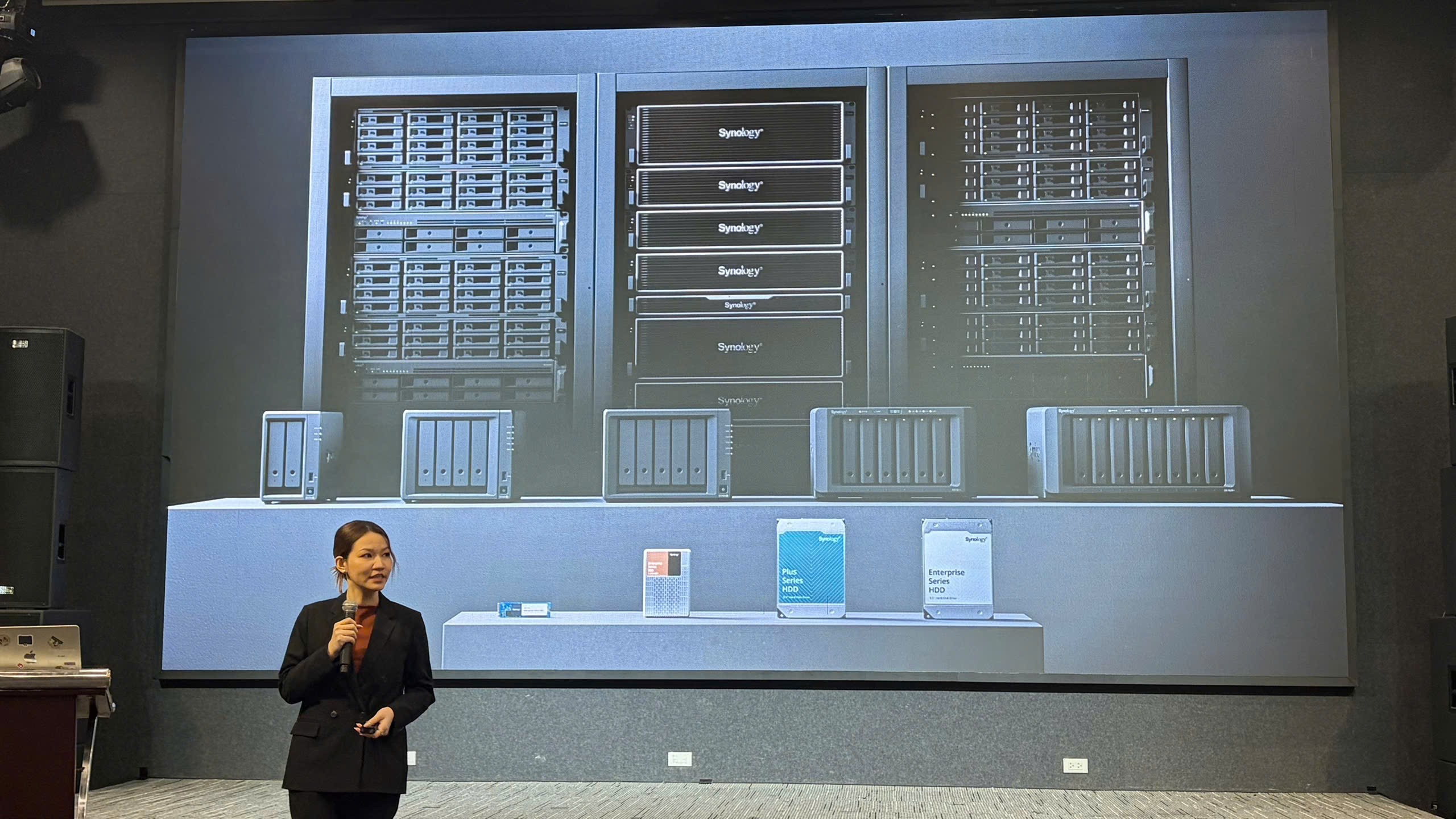 Bà Jola Lê, Giám đốc Quốc gia Synology tại Việt Nam, chia sẻ thông tin tại sự kiện. (Ảnh: Hải Yên/Báo Tin tức và Dân tộc)