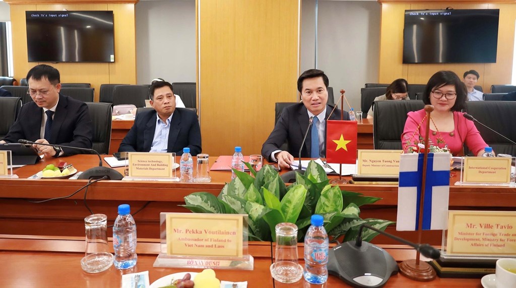 Thứ trưởng Nguyễn Tường Văn Bộ Xây dựng làm việc cùng đoàn công tác của Phần Lan. (Ảnh: Thu Hằng/Bnews/vnanet.vn)