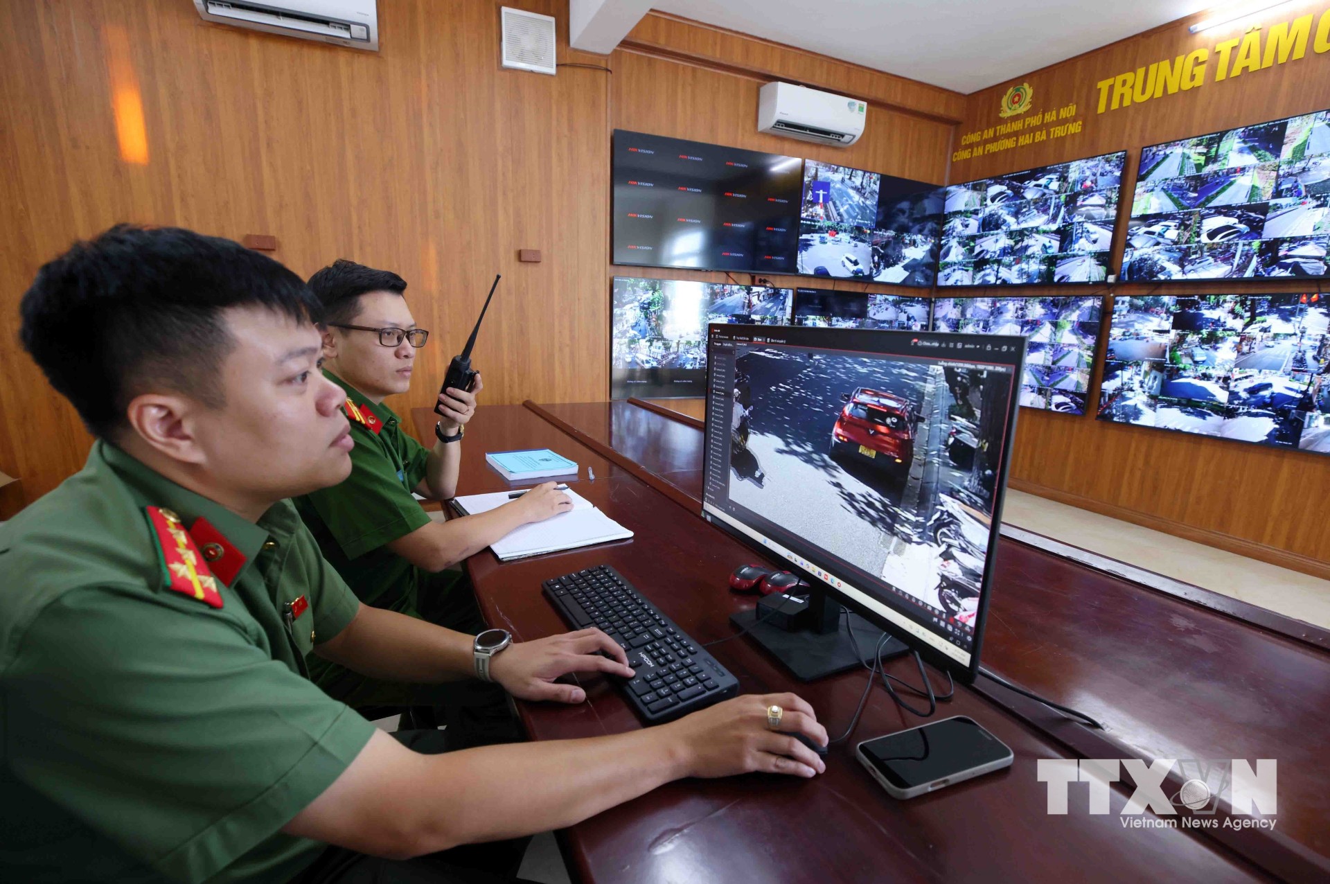 Khi camera AI phát hiện dấu hiệu vi phạm, thông tin sẽ được truyền qua bộ đàm tới lực lượng tuần tra. Các tổ an ninh cơ sở cũng được kết nối qua nhóm Zalo, qua đó có thể nhanh chóng tiếp cận những tuyến phố nhỏ, khu dân cư mà phương tiện tuần tra thông thường khó tiếp cận. (Ảnh: Phạm Kiên/TTXVN)