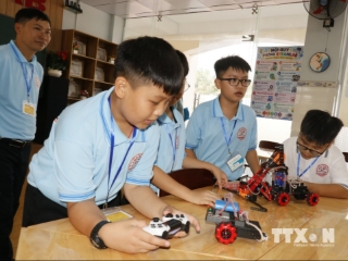 Để hiện thực hóa mục tiêu này, các cơ sở giáo dục trên địa bàn thành phố đang tích cực đổi mới phương pháp giảng dạy, đưa công nghệ số và các giải pháp thông minh vào từng giờ học. (Ảnh: KGỬIH/TTXVN)