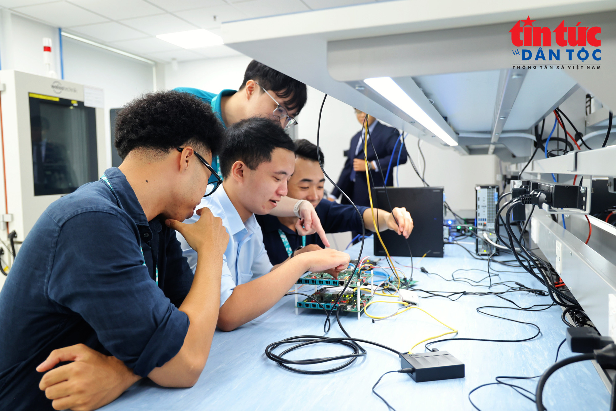 Các kỹ sư nghiên cứu tại phòng thí nghiệm bán dẫn của một tập đoàn Đức ở TP Hồ Chí Minh. Ảnh: Lưu Niệm