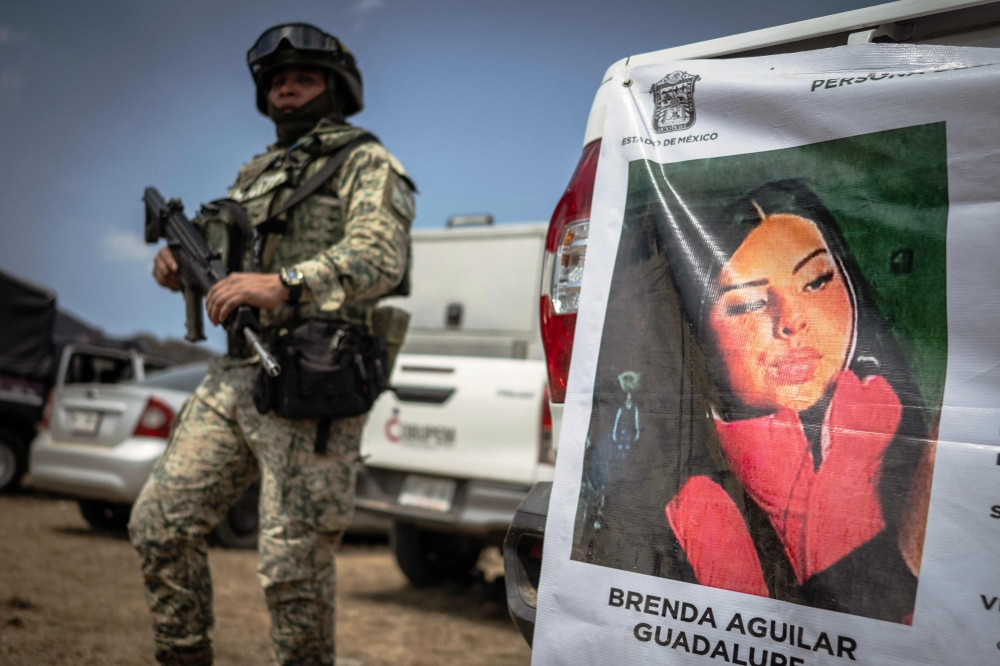 Binh sĩ Mexico tham gia tìm kiếm Brenda Aguilar Guadalupe tại Tepotzotlan. Hiện có hơn 134.000 người mất tích tại quốc gia này, khiến hàng nghìn gia đình phải ròng rã đi tìm tung tích người thân suốt nhiều năm. (Ảnh: malaymail.com)